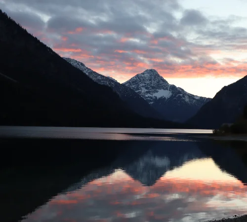 Berge und See im Sonnenuntergang